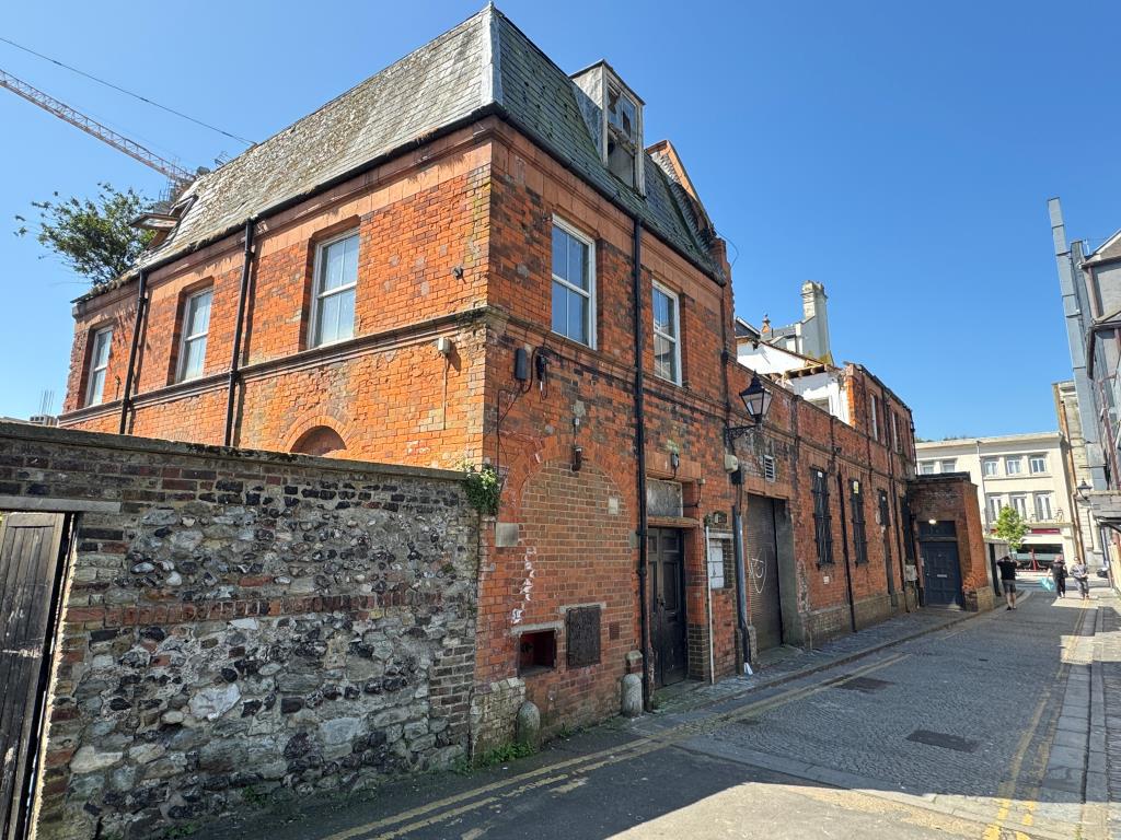 Lot: 30 - FREEHOLD COMMERCIAL AND RESIDENTIAL INVESTMENT WITH RE-DEVELOPMENT POTENTIAL - side view from Flying Horse Lane
